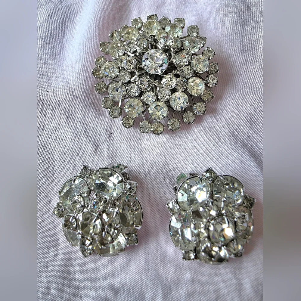 Vintage Rhinestone Starburst Brooch.  Rare Find